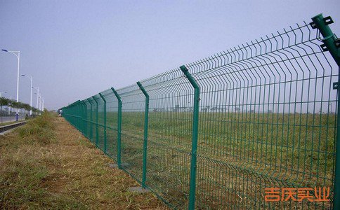 高速公路波形護欄設(shè)計特性